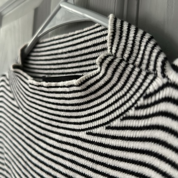 Decjuba Cold Shoulder Tank - Picture 3 of 8